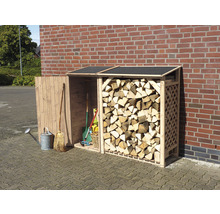 Holzlager mit Brennholz, Gartengeräten und Zubehör an einer Ziegelwand