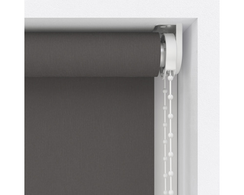 Graues Rollo mit Kettenzug zur Fensterdekoration