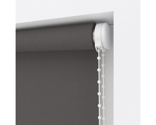 Graues Rollo mit Bedienkette zur Fensterdekoration