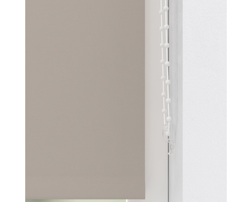 Blick auf ein Rollo mit Kettenzug