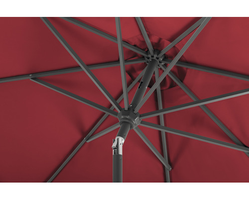 Vue détaillée du dessous d''un parasol rouge avec armature métallique