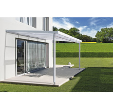 Terrassenüberdachung am Haus mit Blick in den Garten.