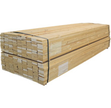 Pile de planches en bois clair, fixée par des sangles noires.