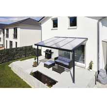 Terrasse mit Terrassenüberdachung, Grill, Sitzgruppe und Teich