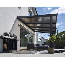 Terrasse mit Grill, Überdachung und Sitzmöbeln