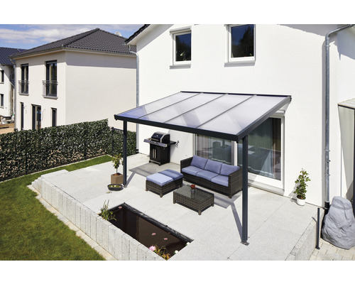 Terrasse mit Terrassenüberdachung, Sitzgruppe und Grill