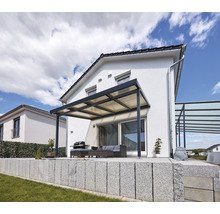 Terrasse mit Grill, Gartenmöbeln und einer Terrassenüberdachung