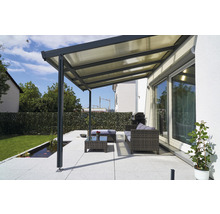 Terrasse mit Überdachung, Gartenmöbeln und Teich
