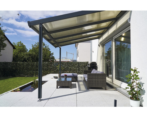 Terrasse mit Überdachung, Gartenmöbeln und Teich