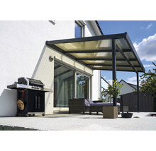 Terrasse mit Terrassenüberdachung, Grill und Gartenmöbeln.