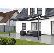 Terrassenüberdachung mit Sitzgruppe vor einem Haus