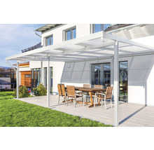 Terrasse mit Terrassenüberdachung, Tisch und Stühlen vor einem Haus