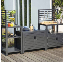 Cuisine extérieure avec espace de rangement, étagères et supports à ustensiles sur une terrasse