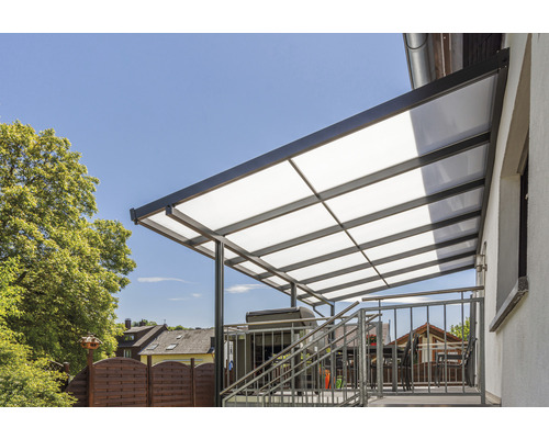 Terrassenüberdachung mit transparenten Paneelen und Metallrahmen
