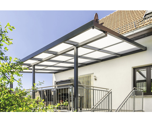 Terrassenüberdachung aus Aluminium mit Polycarbonatplatten auf Terrasse
