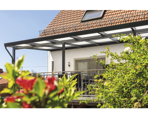 Terrassenüberdachung aus Metall und Glas am Haus