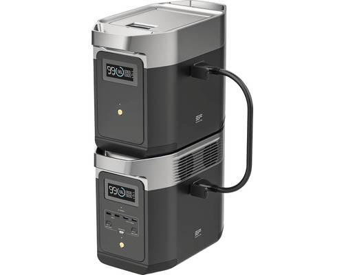 Zwei gestapelte, schwarze und silberne mobile Stromspeicher mit angeschlossenen Kabeln