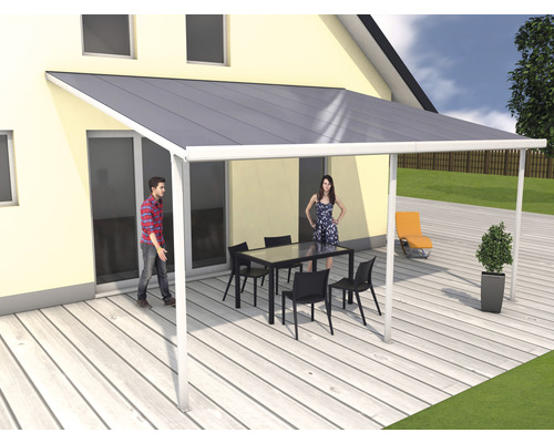 Terrassenüberdachung mit Tisch und Stühlen auf einer Terrasse