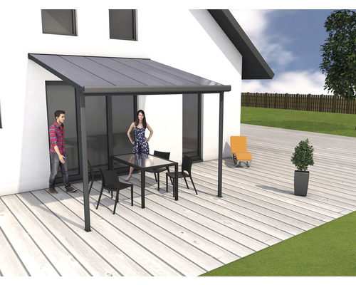 Terrasse avec toit, table et chaises sur une terrasse en bois