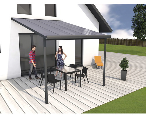 Terrassenüberdachung mit Tisch und Stühlen auf einer Terrasse