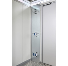 Innenansicht eines Raumes mit Metallwandkonstruktion und Tür