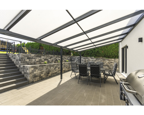 Terrasse avec toit de terrasse, table, chaises et barbecue