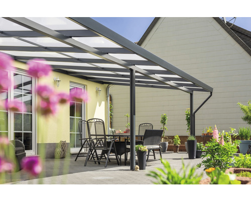 Toiture pour terrasse gutta Premium acrylique bronze 913,5 x 306 cm anthracite Terrasse avec toit de terrasse, table et chaises dans le jardin.