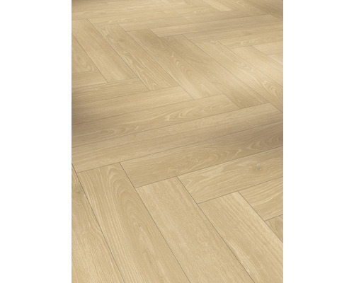 Helle Holzbodenverlegung im Fischgrätenmuster