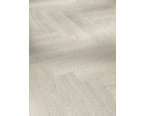 Pose de sol stratifié clair en motif à chevrons