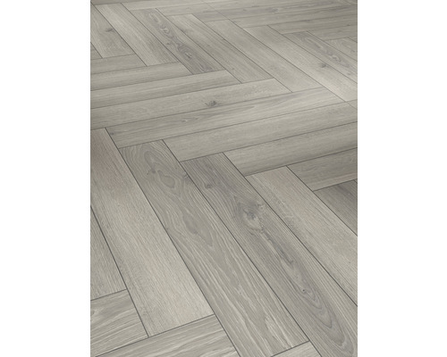 Verlegtes Laminat im Fischgrätenmuster