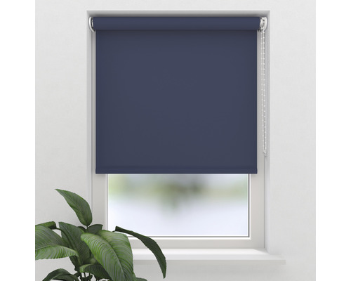 Blauer Rollvorhang am Fenster