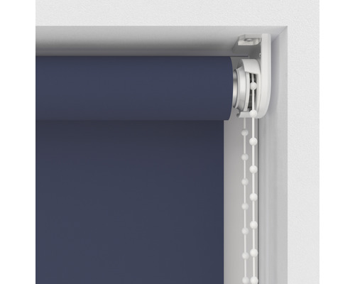 Rollo mit Kettenzugmechanismus in einem Fensterrahmen