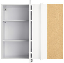 Offener weißer Badezimmerschrank mit Regalen