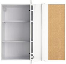 Offener weißer Spiegelschrank mit Regalböden