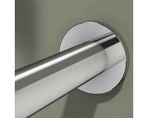 Detail einer verchromten Haltestange an der Wand montiert