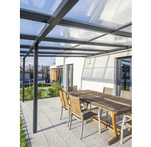 Überdachte Terrasse mit Gartentisch und Stühlen