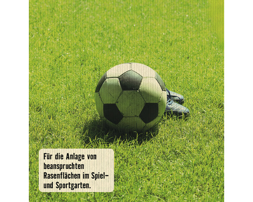 Ballon de football et chaussures de football sur une pelouse dans le jardin