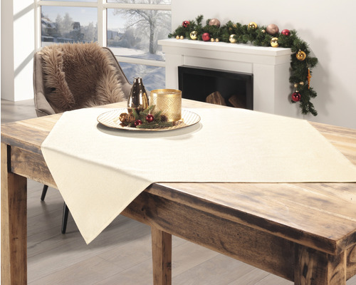 Table en bois décorée pour les fêtes avec chemin de table et décoration dans le salon