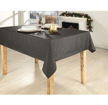 Table à manger avec nappe grise, vaisselle et décoration en arrière-plan