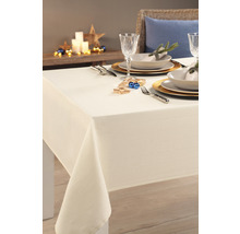 Table dressée avec nappe, vaisselle et décoration