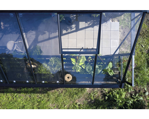 Vue de dessus d''une serre avec fenêtre ouverte, plantes et carrelage