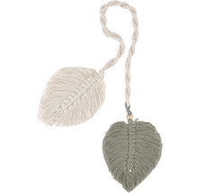 Dekoration mit zwei Makramee Blättern und Seilaufhängung