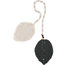 Décoration avec deux feuilles en macramé et suspension à cordon