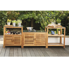 Cuisine d''extérieur en bois avec plans de travail et espace de rangement