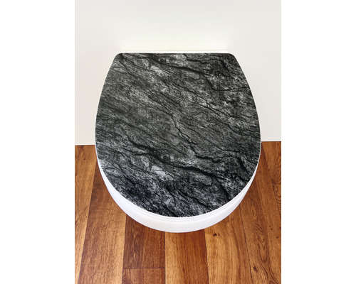 Toilettendeckel mit Marmoroptik auf Toilette