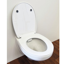 WC suspendu blanc avec couvercle de toilette ouvert.