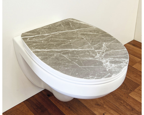 Wand-WC mit Marmor-Dekor auf dem Toilettendeckel