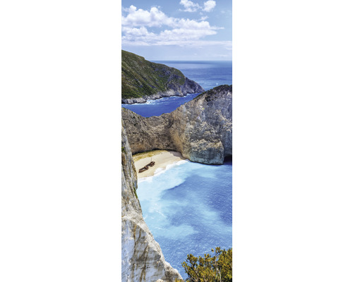 Panoramaaufnahme einer Küstenlandschaft mit Strand und Schiffswrack