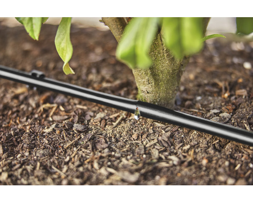 Tropfschlauch zur Gartenbewässerung mit Wassertropfen