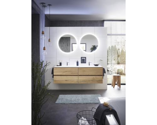 Salle de bains lumineuse avec double vasque, deux miroirs ronds rétroéclairés et éclairage moderne